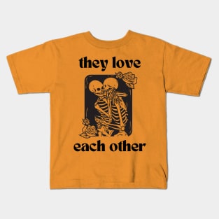 They love each other, Lord you can see it's true Kids T-Shirt